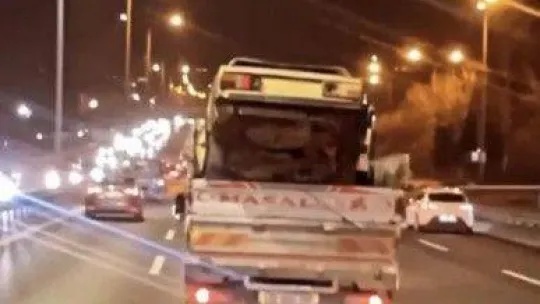 FSM Köprüsü'nde ilginç anlar: Kamyonetin kasasında araba taşıdılar