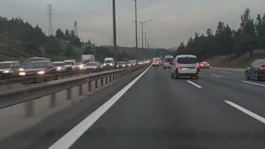 FSM Köprüsü yolunda art arda makas atarak ilerleyen araç kamerada