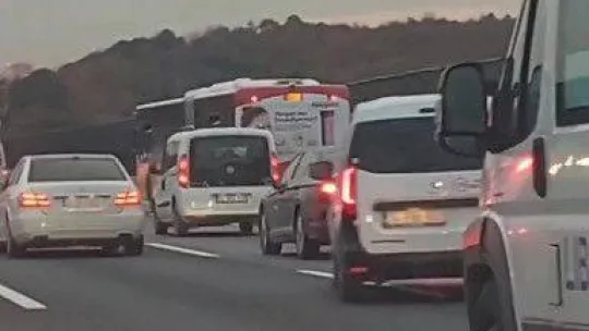 FSM Köprüsü yolunda art arda makas atarak ilerleyen araç kamerada