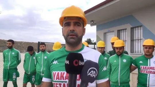 Futbolcular, madenciler için maça baretle çıktı