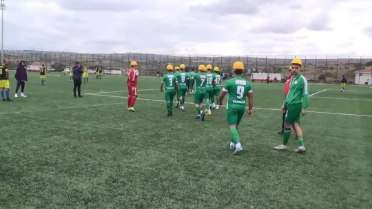 Futbolcular, madenciler için maça baretle çıktı