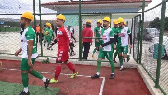 Futbolcular, madenciler için maça baretle çıktı