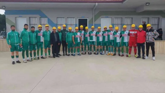 Futbolcular, madenciler için maça baretle çıktı