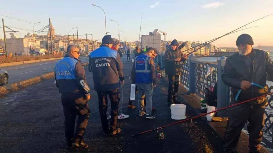 Galata Köprüsü ve Atatürk Köprüsü'nde amatör balıkçılar denetlendi
