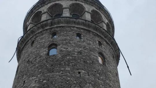 Galata Kulesi'ndeki demirler rüzgardan hasar gördü
