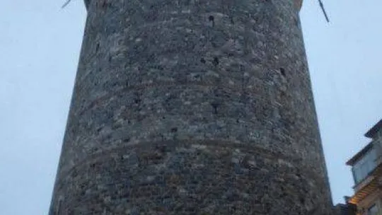 Galata Kulesi'ndeki demirler rüzgardan hasar gördü