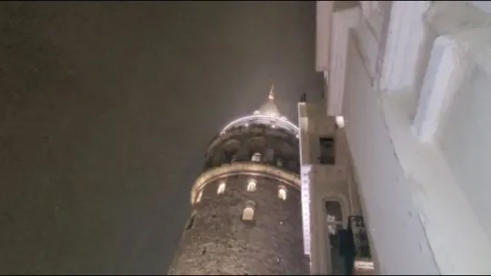 Galata Kulesi'nin korkulukları şiddetli rüzgar nedeniyle koptu