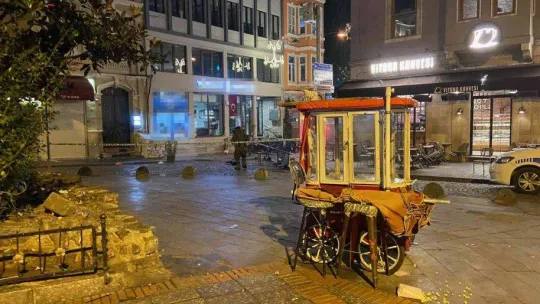 Galata Kulesi önünde şüpheli paket paniğe neden oldu, kafeler boşaltıldı