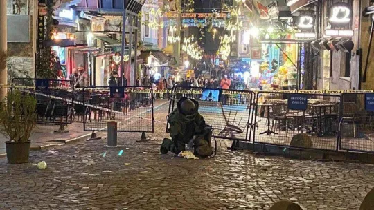 Galata Kulesi önünde şüpheli paket paniğe neden oldu, kafeler boşaltıldı