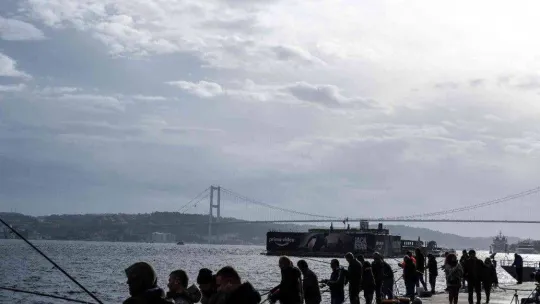 Galatasaray Adası'nın atıl kısmı reklam panolarıyla kapatıldı