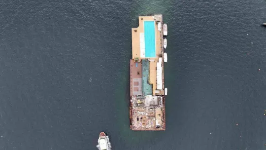 Galatasaray Adası'nın atıl kısmı reklam panolarıyla kapatıldı