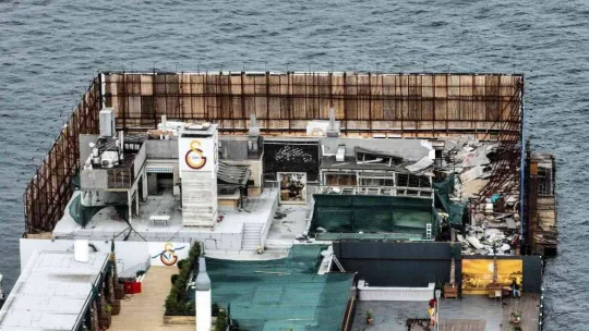 Galatasaray Adası'nın atıl kısmı reklam panolarıyla kapatıldı