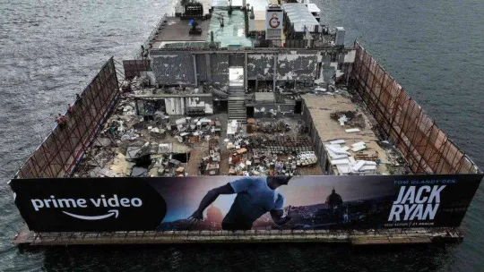 Galatasaray Adası'nın atıl kısmı reklam panolarıyla kapatıldı