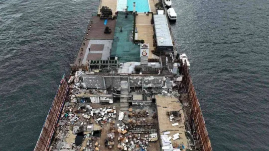 Galatasaray Adası'nın atıl kısmı reklam panolarıyla kapatıldı