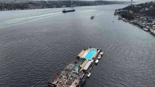 Galatasaray Adası'nın atıl kısmı reklam panolarıyla kapatıldı