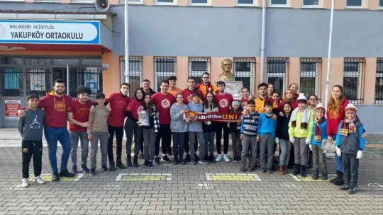 Galatasaray taraftarları köy çocuklarını sevindirdi