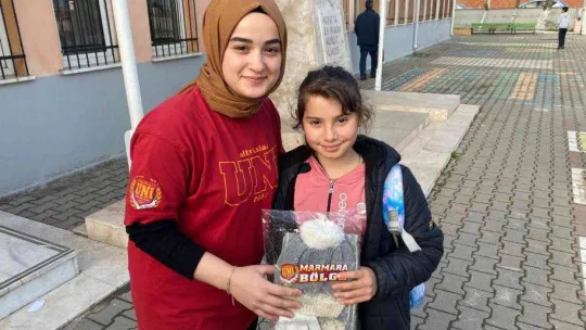 Galatasaray taraftarları köy çocuklarını sevindirdi