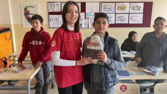 Galatasaray taraftarları köy çocuklarını sevindirdi