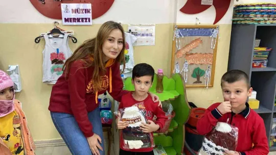 Galatasaray taraftarları köy çocuklarını sevindirdi