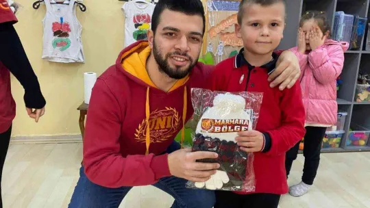 Galatasaray taraftarları köy çocuklarını sevindirdi
