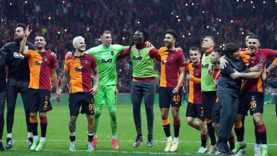 Galatasaraylı futbolcular, derbi galibiyetini taraftarlarla kutladı