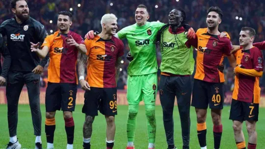 Galatasaraylı futbolcular, derbi galibiyetini taraftarlarla kutladı