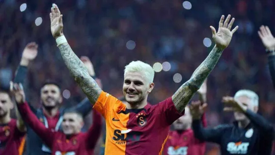 Galatasaraylı futbolcular, derbi galibiyetini taraftarlarla kutladı