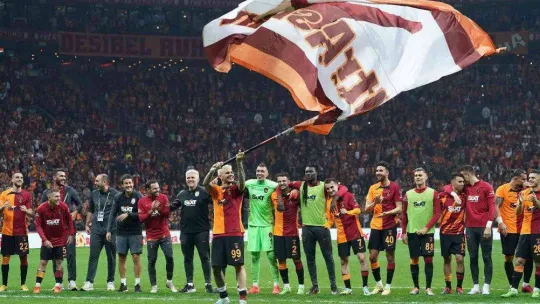 Galatasaraylı futbolcular, derbi galibiyetini taraftarlarla kutladı