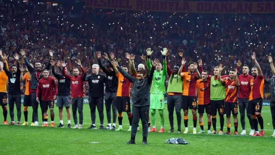 Galatasaraylı futbolcular, derbi galibiyetini taraftarlarla kutladı