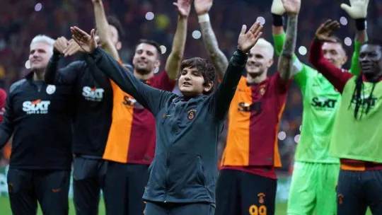 Galatasaraylı futbolcular, derbi galibiyetini taraftarlarla kutladı