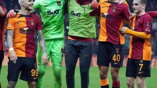 Galatasaraylı futbolcular, derbi galibiyetini taraftarlarla kutladı