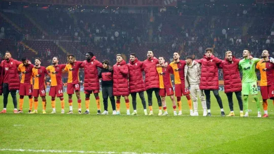 Galatasaraylı futbolcular liderliği taraftarla kutladı