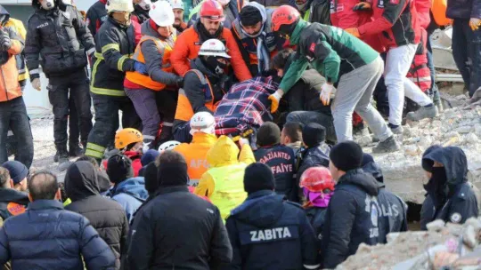 Gaziantep'te 34 saat sonra enkaz altından 2 kız kardeş sağ çıkarıldı