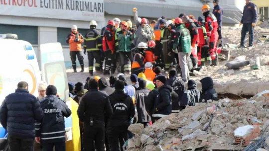 Gaziantep'te 34 saat sonra enkaz altından 2 kız kardeş sağ çıkarıldı