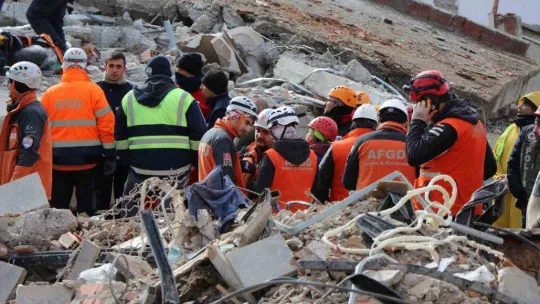 Gaziantep'te 34 saat sonra enkaz altından 2 kız kardeş sağ çıkarıldı