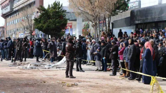 Gaziantep'te 34 saat sonra enkaz altından 2 kız kardeş sağ çıkarıldı