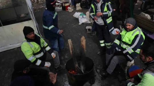 Gaziantep'te 34 saat sonra enkaz altından 2 kız kardeş sağ çıkarıldı