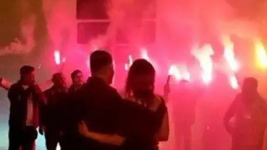 Gaziosmanpaşa'da meşaleli ve havai fişekli sürpriz evlilik teklifi