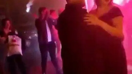 Gaziosmanpaşa'da meşaleli ve havai fişekli sürpriz evlilik teklifi