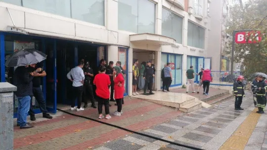 Gebze'de zincir marketin deposunda çıkan yangın korkuttu