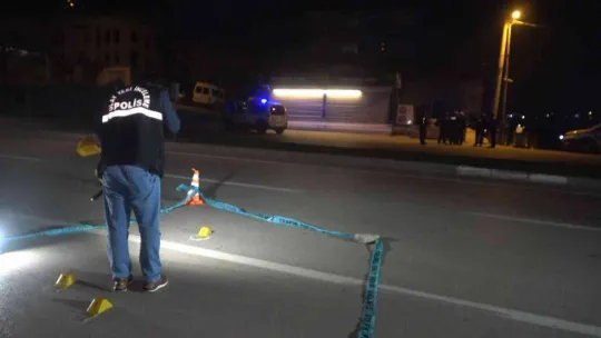 Gece kulübüne giden müşteri, tartıştığı 3 çalışanı tabancayla vurdu