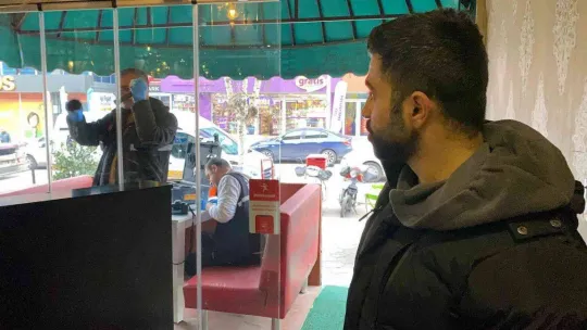 Gece vakti içeri girdi: Hem motosikleti hem kaskı çaldı