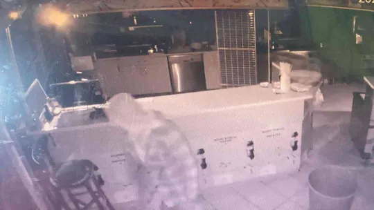 Gece vakti içeri girdi: Hem motosikleti hem kaskı çaldı