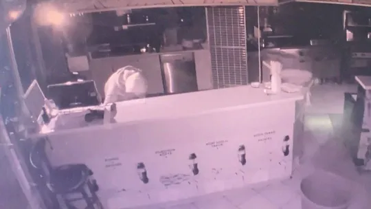 Gece vakti içeri girdi: Hem motosikleti hem kaskı çaldı