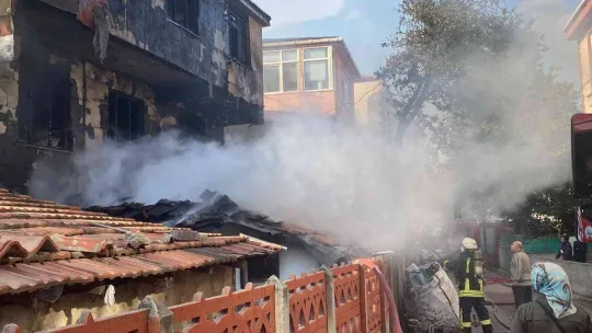 Gecekonduda çıkan yangın bitişiğindeki binayı da yaktı