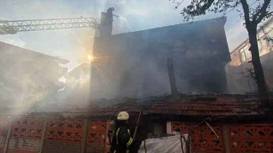 Gecekonduda çıkan yangın bitişiğindeki binayı da yaktı