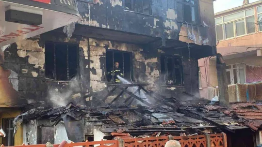 Gecekonduda çıkan yangın bitişiğindeki binayı da yaktı