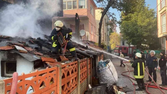 Gecekonduda çıkan yangın bitişiğindeki binayı da yaktı