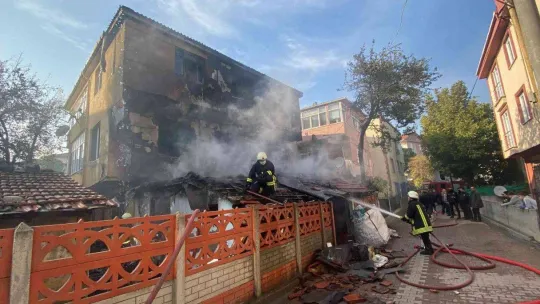 Gecekonduda çıkan yangın bitişiğindeki binayı da yaktı