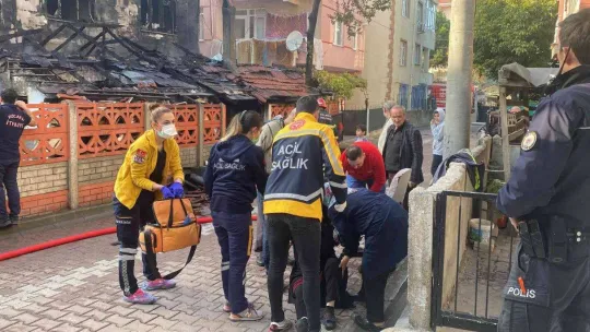 Gecekonduda çıkan yangın bitişiğindeki binayı da yaktı